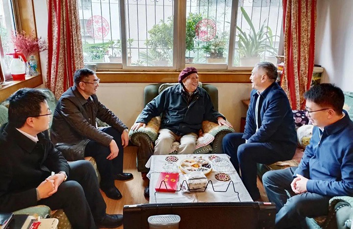 云南省国资委党委委员、副主任洪国正一行到云煤（万利官网）集团开展春节走访慰问离退老干部活动