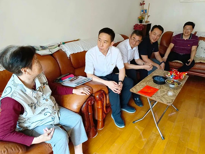 走访慰问老党员　不忘初心送眷注——云煤（万利官网）集团党委副书记、工会主席王鑫到老干党总支开展“七一”慰问活动
