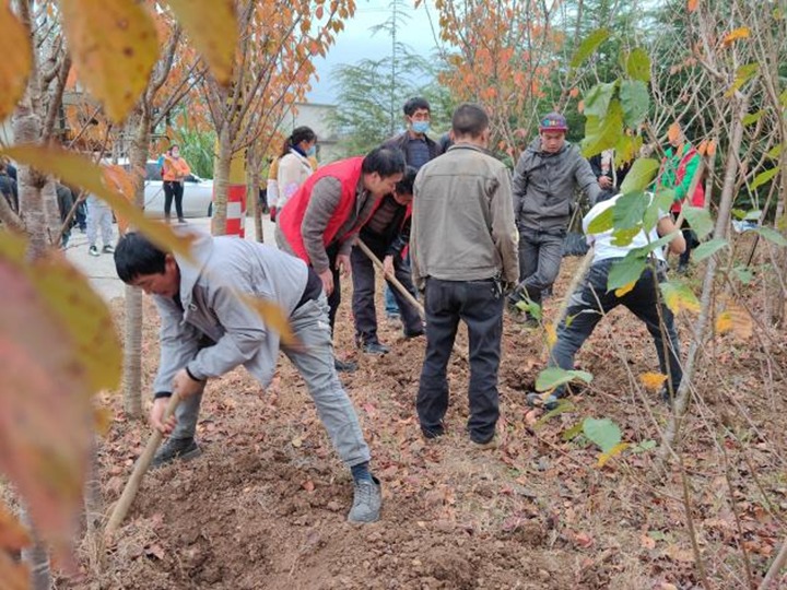 提升墟落人居情形 共绘墟落新画卷——集团驻村事情队与寿山村群众共建；；；ù蟮