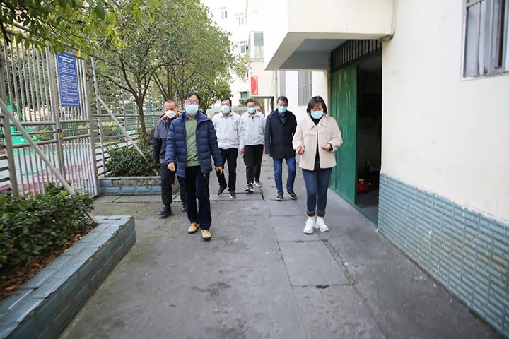 云煤（万利官网）集团党委委员、副总司理施从伟到镇雄煤业公司开展元旦、春节送温暖走访慰问活动
