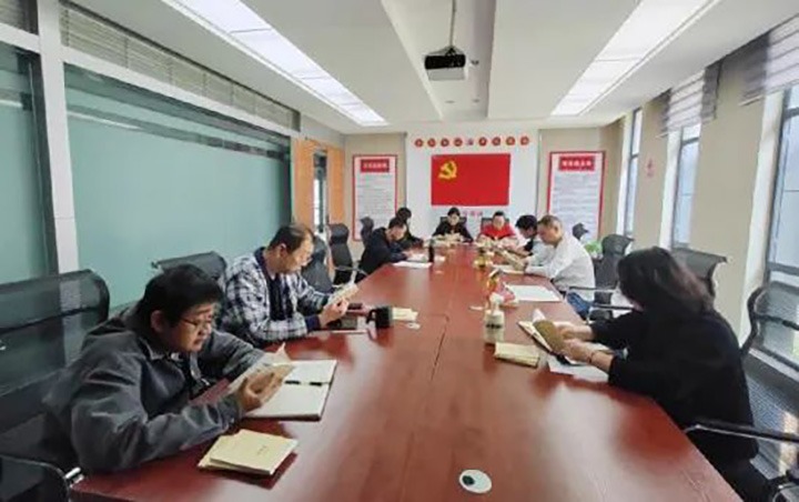 【简讯】万利官网地产公司党支部开展学好“口袋书”活动