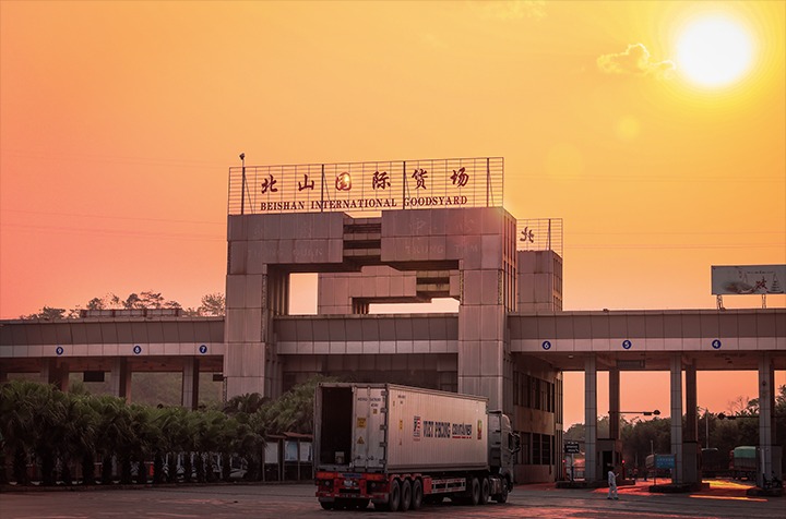 立异通关模式 提升通关时效，，，口岸经济一连发力